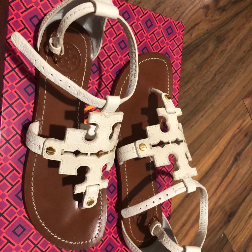 Tory Burch Phoebe Flat Thong Sandal. Size 6. Color: Ivory